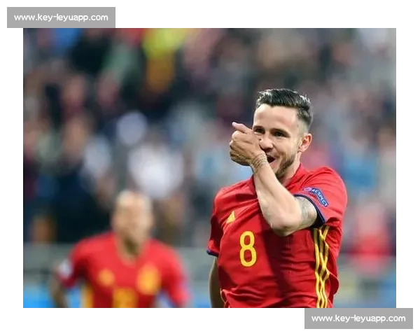 宽萨捧起欧青赛冠军奖杯！红军生涯完美谢幕