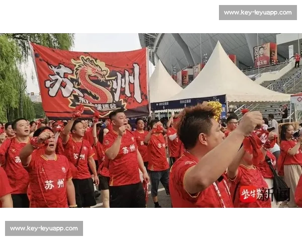 苏超赛场现 散装家庭:父母为连云港助威,子女为苏州呐喊 苏超赛场现 散装家庭:父母为连云港助威,子女为苏州呐喊